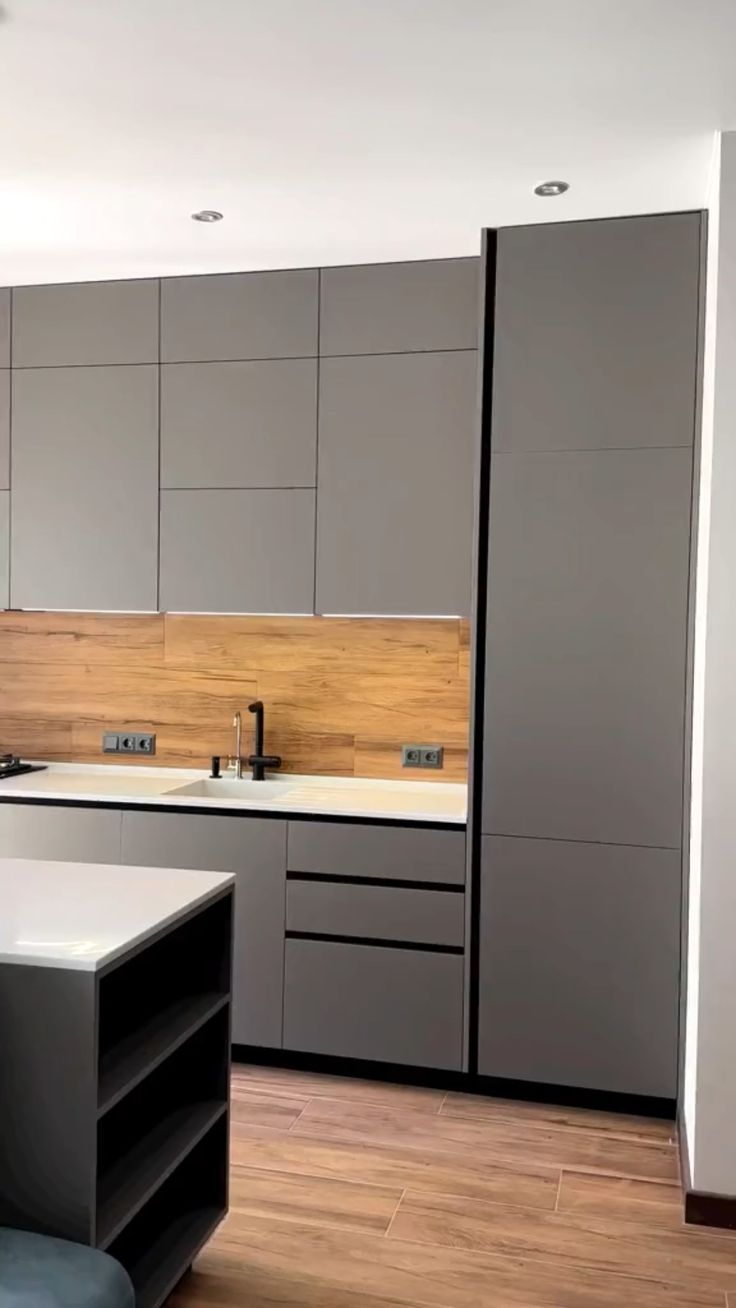 Moderna kuhinja po mjeri u sivoj boji