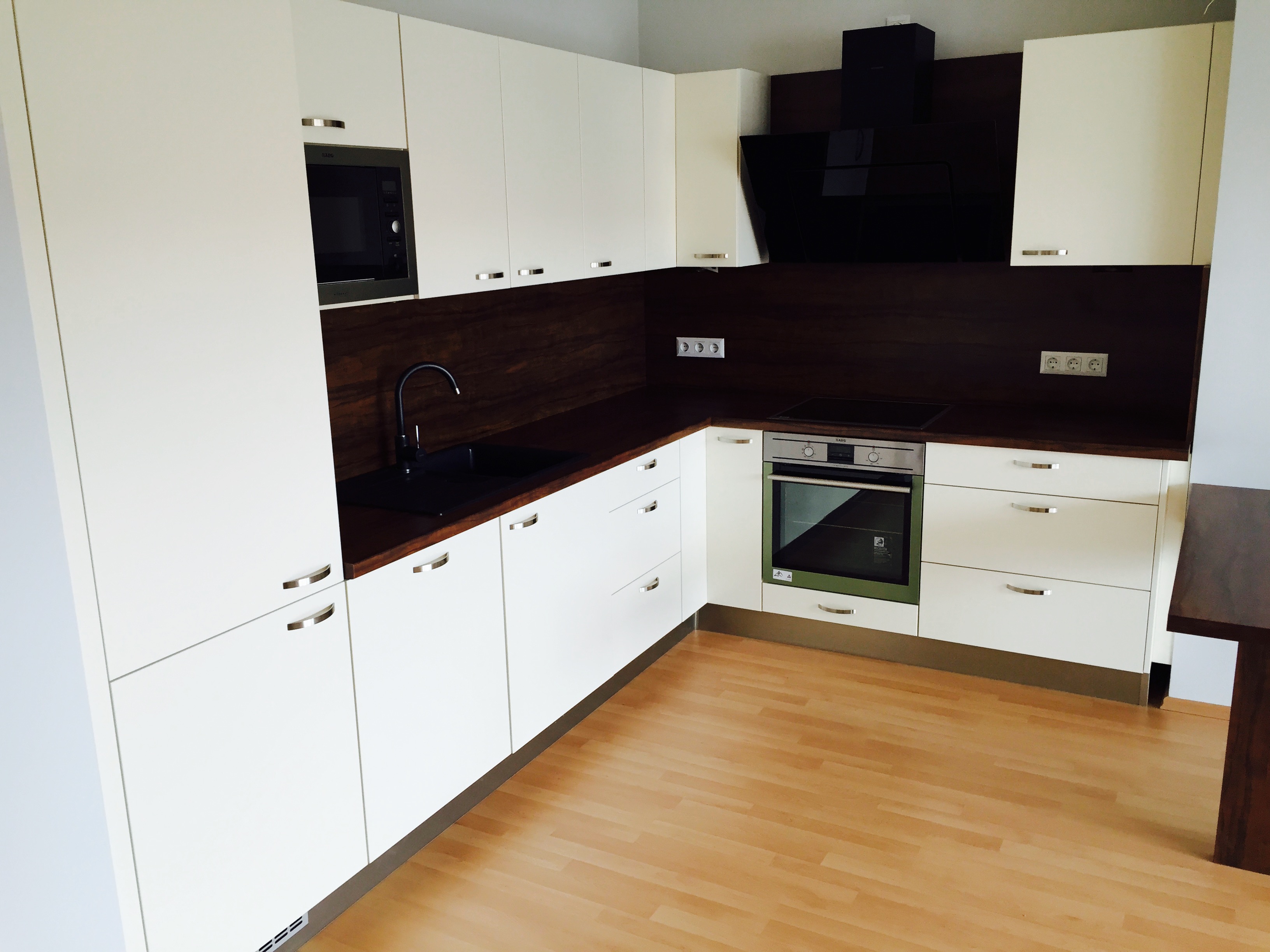 Moderna kuhinja po mjeri u kombinaciji svijetlih i tamnih tonova